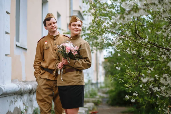 Retrato Dois Amantes Militares Uma Árvore Florida Primavera Quente Pessoas — Fotografia de Stock