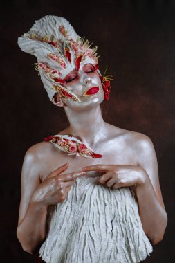 Pekin lahanası ve bitki örtüsü şeklinde bir kadın sanat modeli. Dekoru kızda hissettim.