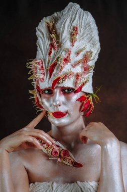 Pekin lahanası ve bitki örtüsü şeklinde bir kadın sanat modeli. Dekoru kızda hissettim.