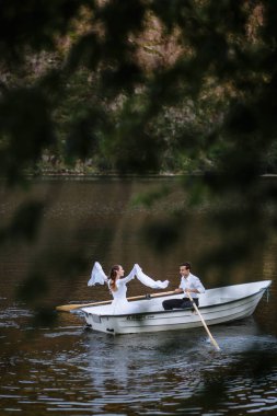 Düğün çifti gölde bir teknede yüzüyor