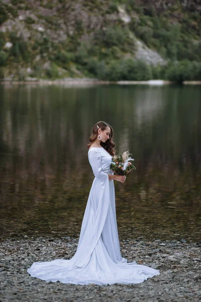 Een Bruid Een Lange Trouwjurk Die Oever Van Een Meer — Stockfoto