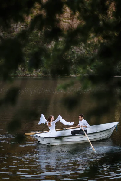 Bruidspaar Drijvend Een Boot Het Meer — Stockfoto
