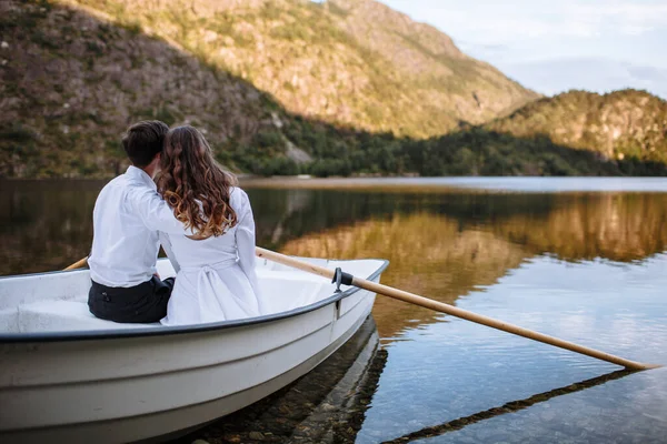 Bruidspaar Zittend Knuffelend Een Boot Het Meer — Stockfoto