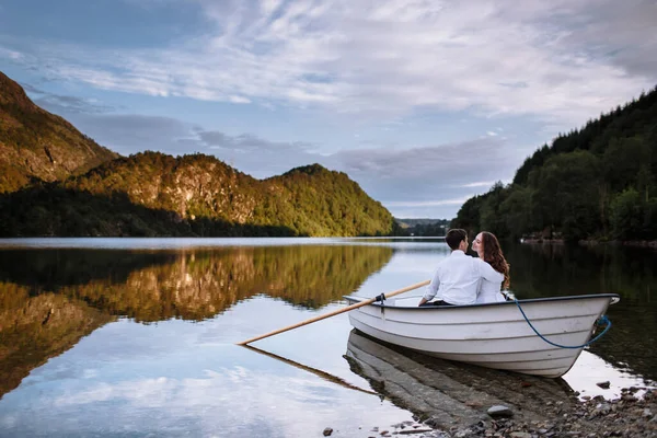 Pareja Boda Sentada Abrazándose Barco Lago — Foto de Stock