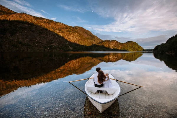 Pareja Boda Sentada Abrazándose Barco Lago — Foto de Stock