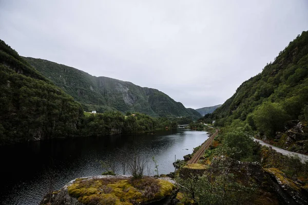 北部夏季风景 村子里的房子矗立在岩石上 — 图库照片