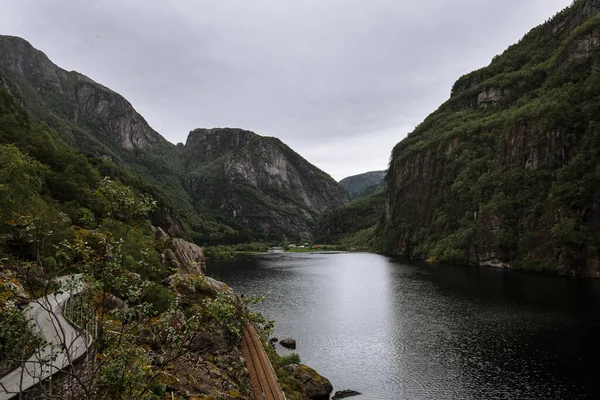 Paisaje Del Verano Norte Río Que Fluye Largo Del Acantilado — Foto de Stock