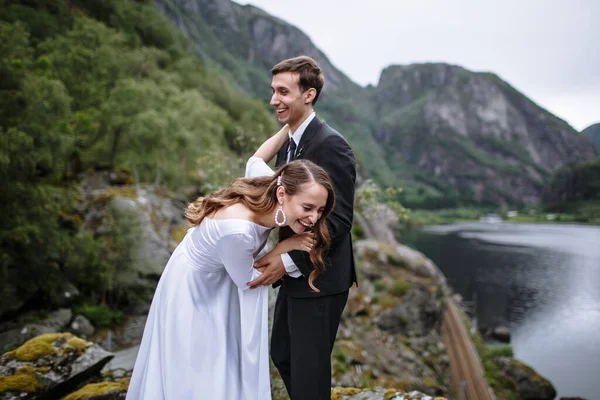 Casal Noivos Cima Uma Pedra Recém Casados Estão Sorrir — Fotografia de Stock