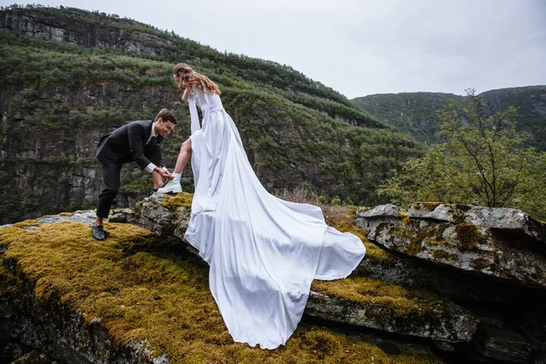 Bruidegom Helpt Bruid Door Het Veter Haar Laars Binden Portret — Stockfoto
