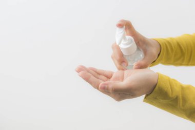 Alkol dezenfektanlı çamaşır yıkayan kadın eller beyaz bir arkaplanda izole edilir. 2020 Corona virüs krizinde insanların kendilerini virüs enfeksiyonundan korumak için kullanmalarını teşvik etmek