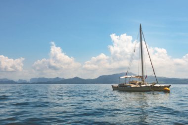 Günışığı arka planında denizde yelkenli, lüks yaz macerası, Tayland, Krabi 'de aktif tatil..