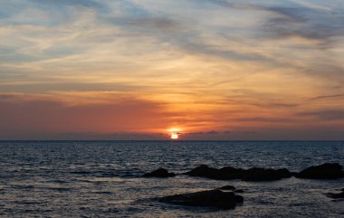 Tayland, Krabi sahilinde inanılmaz bir yaz gün batımı manzarası. Karadeniz 'de ve turuncu gökyüzünde gün batımının güzel manzarası. Seyahat yeri ve doğa konsepti, yaz tatili geçmişi.