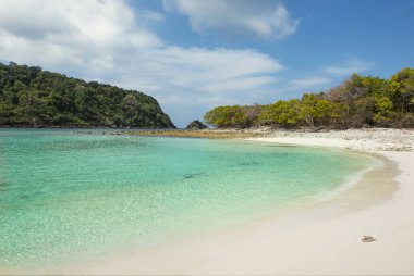 Koh Rok adasında beyaz kum, deniz ve mavi gökyüzü, Krabi, Tayland. Yaz tatili ve seyahat konsepti. Boşluğu kopyala