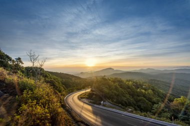 Doi Inthanon Chiang Mai Tayland 'ın K.41' indeki güzel kış gündoğumu manzarası. Chom Tanga Bölgesi 'ndeki Doi Inthanon Milli Parkı manzaralı, Chiang Mai Eyaleti, Kuzey Tayland.