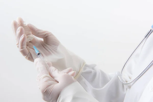 Klinikte şırınga ve ilaç kullanan doktorların yakın çekim elleri, tıbbi geçmiş, tıp ve uyuşturucu kavramı