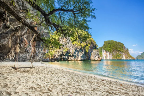 ビーチの木の下で木製のスイング 美しい目的地の島の風景 コラオ船荷島 アンダマン海 クラビ タイの旅行 夏と休暇のコンセプト — ストック写真