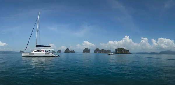 Doğa manzaralı Andaman Denizi Krabi, seyahat yatı, lüks deniz seyahati Krabi Tayland plajı, turizm güzel tatil yeri Asya, yaz tatili gezisi turisti.