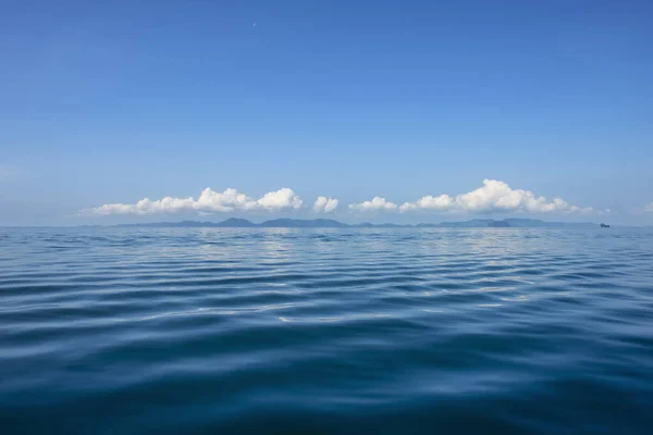 波と澄んだ青い空と青い海青い水面 旅行先と自然環境のコンセプト 海の水面の質感 夏休みの背景 — ストック写真