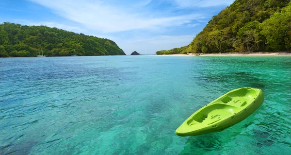 Canoa Amarela Flutuando Mar Azul Ilha Koh Rok Krabi Tailândia — Fotografia de Stock