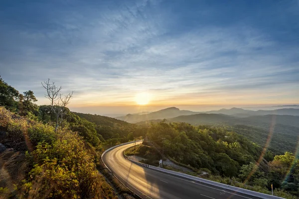Doi Inthanon Chiang Mai Tayland 'ın K.41' indeki güzel kış gündoğumu manzarası. Chom Tanga Bölgesi 'ndeki Doi Inthanon Milli Parkı manzaralı, Chiang Mai Eyaleti, Kuzey Tayland.