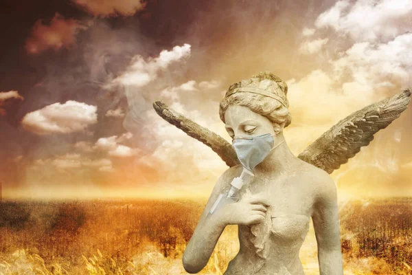 天使雕像在干旱的草地背景上用酒精清洁剂和防尘面罩洗手 在科罗那病毒危机中保护自己免受病毒感染 — 图库照片