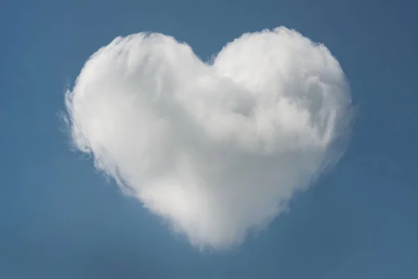Herzförmige Wolke Blauen Himmel Mit Platz Für Text Valentinstag Hintergrund — Stockfoto