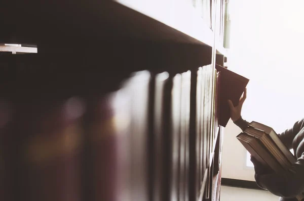 Primer Plano Femenino Recogiendo Libro Estantería Sosteniendo Una Pila Libros — Foto de Stock