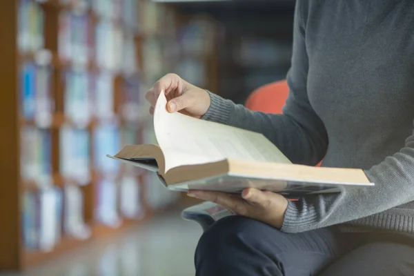 Primer Plano Mujer Abriendo Leyendo Libro Biblioteca Universitaria Concepto Aprendizaje — Foto de Stock