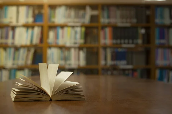 Antiguo Libro Abierto Sobre Mesa Fondo Librería Para Concepto Aprendizaje — Foto de Stock