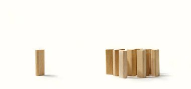 Toplumsal uzaklık ve karantina etkisi nüfus içinde yayılan bir virüs üzerinde. Korona virüsü, virüs ya da salgın hastalıklar için gruptan ayrılmış bir tahta domino taşı kavramı.