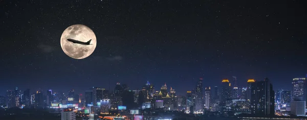 Silueta Avión Volando Contra Luna Llena Cielo Nocturno Sobre Ciudad —  Fotos de Stock