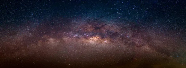 Panorama manzaralı Samanyolu Galaksisi 'nin gece gökyüzü arka planında yıldızlı uzay görüntüsü.