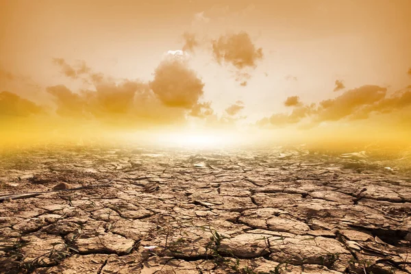 夏天的碎裂土壤与日落或干旱季节干燥土壤的裂缝在橙色的天空背景 全球变暖 — 图库照片