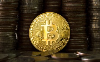 Baht madeni paralarının arka planına yakın plan Bitcoin. Para ve Finansal İş Konsepti.