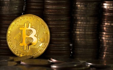 Baht madeni paralarının arka planına yakın plan Bitcoin. Para ve Finansal İş Konsepti.