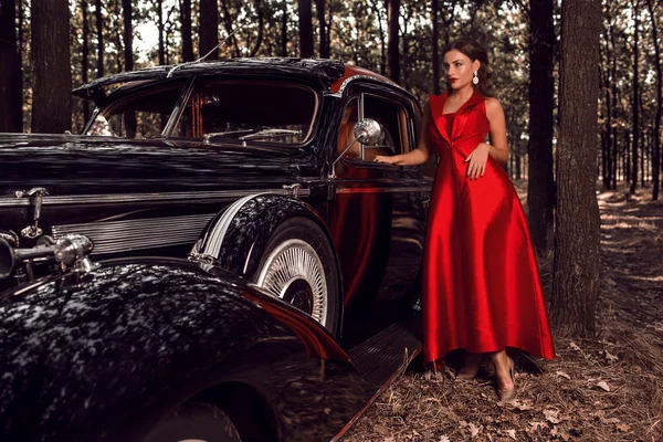 Hermosa chica se para delante de los coches antiguos — Foto de Stock