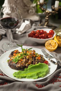 Patates püresi ile kavrulmuş et