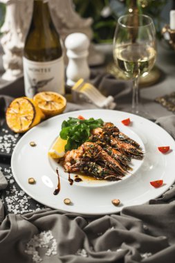 Kral salata ve şarap ile karides