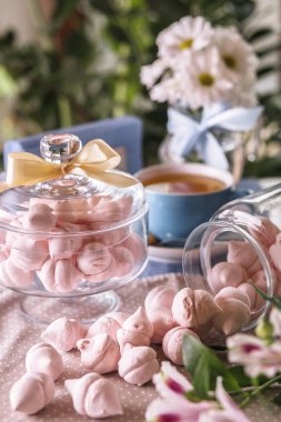 Bir cam kap içinde bir restoranda yemek hatmi