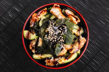  Japon deniz yosunu ve soya sosu tavuk ve Avokado salatası