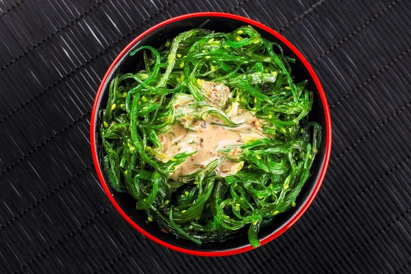 Japon Chuka salata deniz yosunu ve sos ile