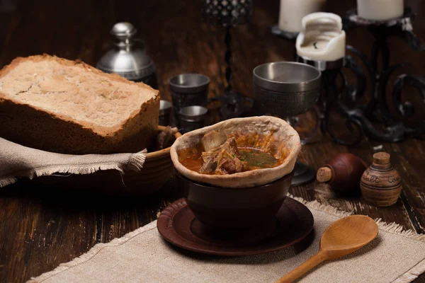 Sopa tradicional ucraniana servida em pão — Fotografia de Stock