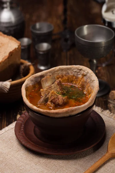 Sopa tradicional ucraniana servida em pão — Fotografia de Stock