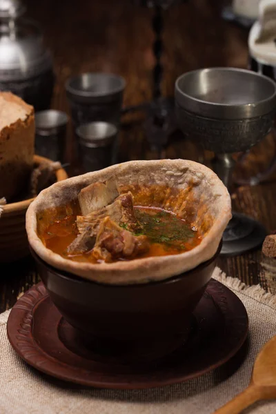 Sopa tradicional ucraniana servida em pão — Fotografia de Stock