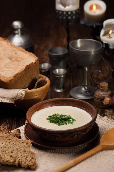 Sopa de cogumelos cremosa com ervas no fundo do prato autêntico — Fotografia de Stock