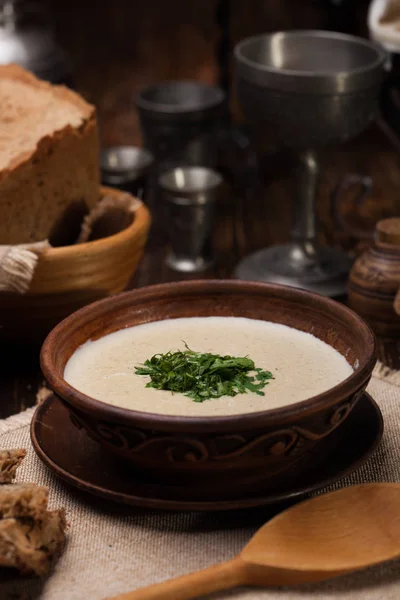 Sopa de cogumelos cremosa com ervas no fundo do prato autêntico — Fotografia de Stock