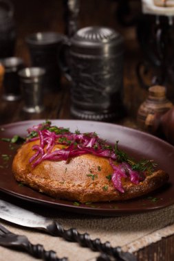 Etli turtalar, kırmızı soğan ve sos üzerine