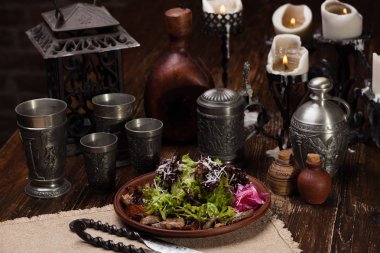 et, marul ve soğan salatası