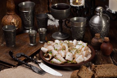 Baharat ile dilimler halinde kesip domuz yağı