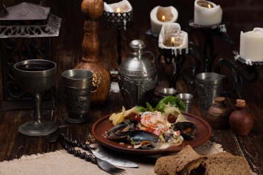 Deniz ürünleri sos ve güneşte kurutulmuş domates salatası